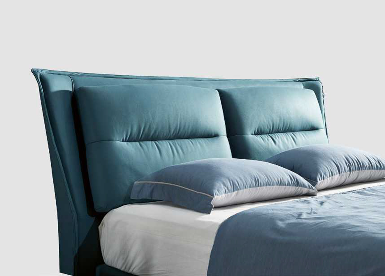 Comfortable Wingback Bed with Plush Upholstery, DFUP 4071 02